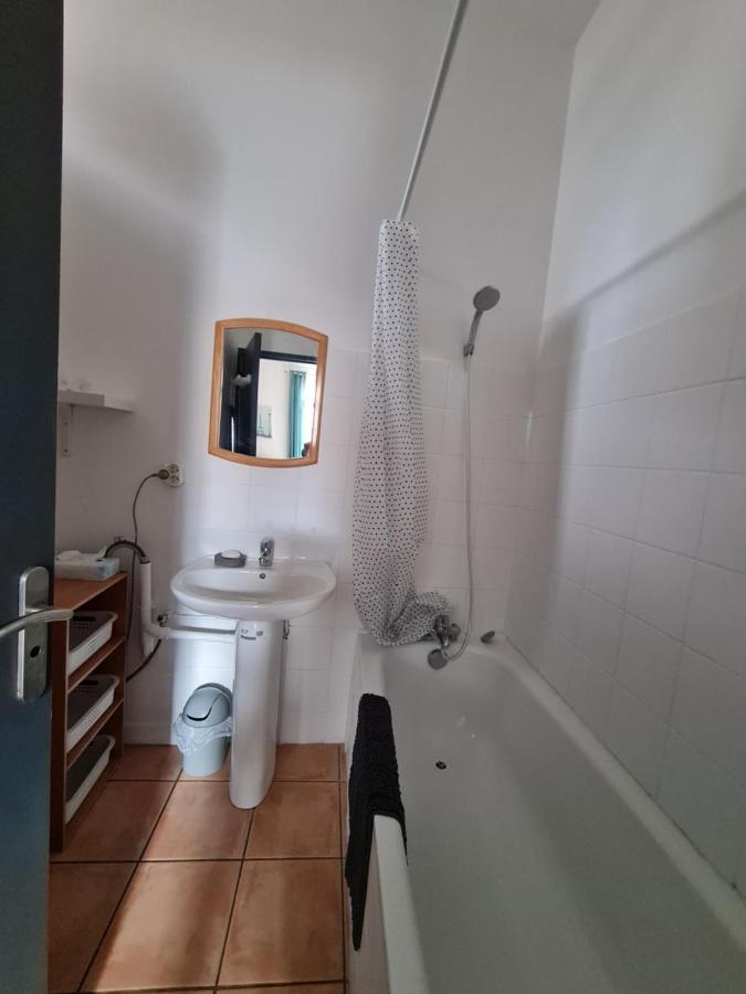 Le Prieure - Studios Jusqu'A 4 Personnes Villeneuve-les-Beziers Ngoại thất bức ảnh